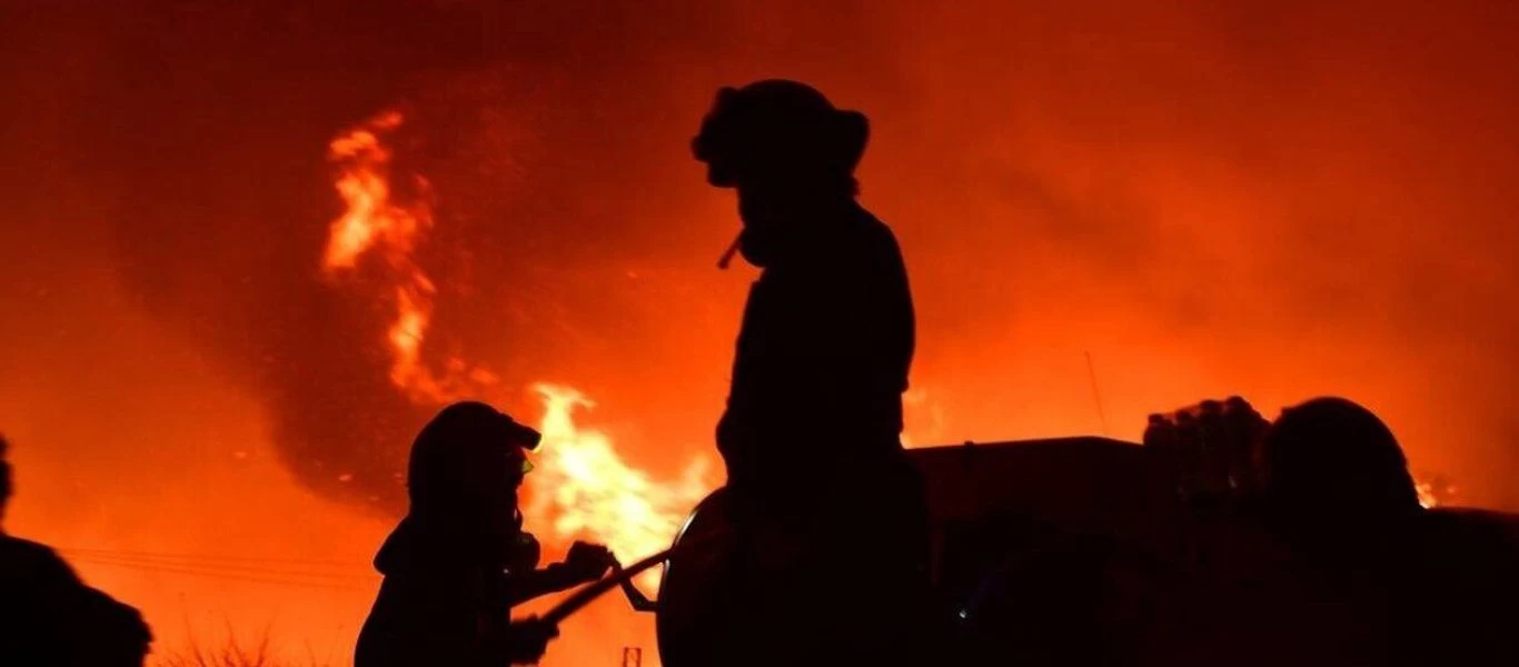 Μεγάλη φωτιά σε εργοστάσιο ξυλείας στον Ασπρόπυργο - «Μάχη» να μην επεκταθεί σε εταιρεία χρωμάτων